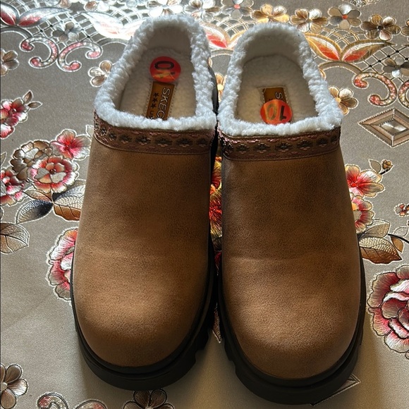 Skechers Tan Slip-On Clogs with Faux Fur - Picture 1 of 6
